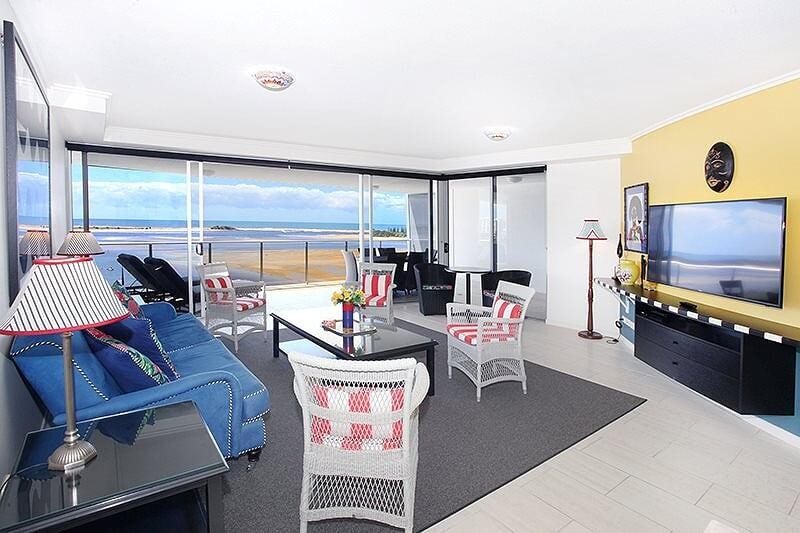 SUB-PENTHOUSE WATERFRONT UNIT WITH SPACIOUS PRIVATE BALCONY