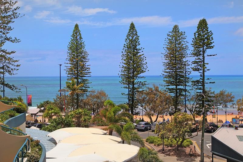 'HAMPTONS' on the BEACH MOOLOOLABA