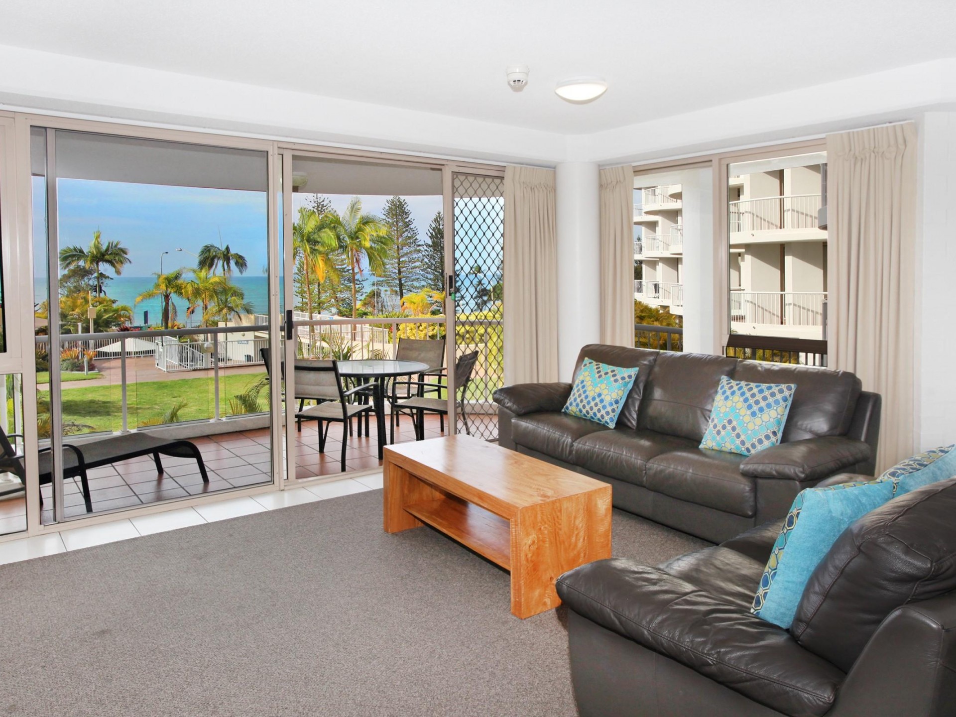 MOOLOOLABA FRONT ROW - SPACIOUS UNIT WITH OCEAN VIEWS